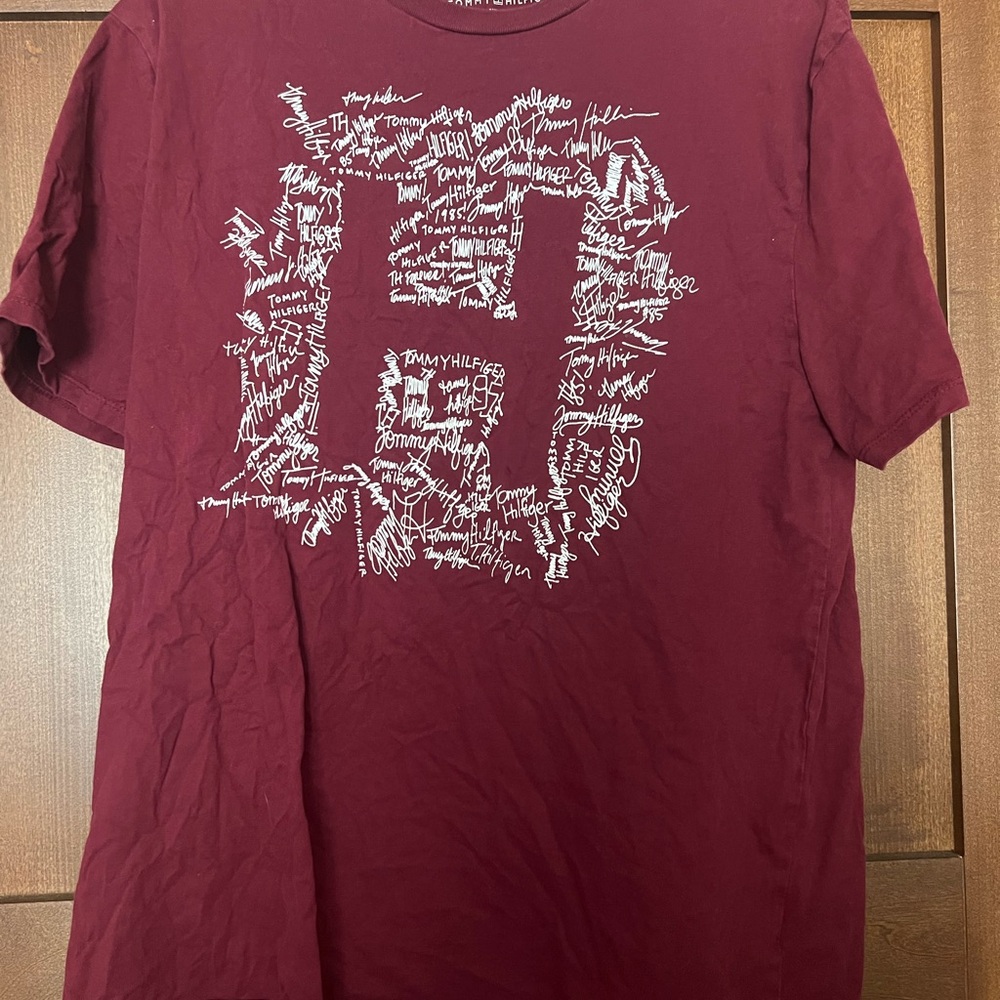 Tommy Hilfiger Men's Burgundy Graphic Tee